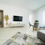 New Luxury City Centre Apartment With Panoramic View, Free Parking