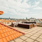 Majestic Views From A 60M2 Private Terrace - Castle, Cathedral, Old Town