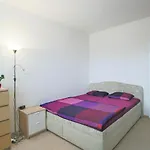 Cozy, Bright Room With Free Parking
