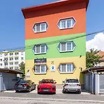 Cozy Apartment Near Hockey & Football Arena