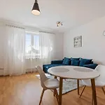 Modern & Cozy Apartment Near Hockey & Football Arena