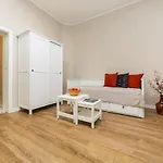 New Studio 3 - Self Check In, Parking Possible, Weekend Free Parking