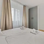 2 Bedroom Apt Steps To Nivy Station