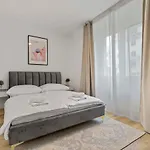 2 Bedroom Apt Steps To Nivy Station
