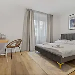 2 Bedroom Apt Steps To Nivy Station