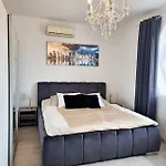 Spacious Apartment Near Hockey And Football Arena