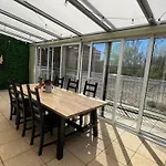 Lake Apartment, 2X Free Garage, 10 Mins To Centre