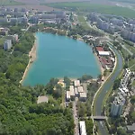 Lake Apartment, 2X Free Garage, 10 Mins To Centre