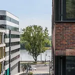 Luxury Apartment W/ River View + Private Parking