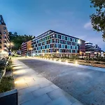 Luxury Apartment W/ River View + Private Parking