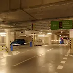 Luxury Apartment W/ River View + Private Parking