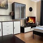 Elegant Escape Apartment - Free Parking, Easy Access To City Centre