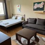 Elegant Escape Apartment - Free Parking, Easy Access To City Centre