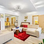 Family Apartment With Garden View