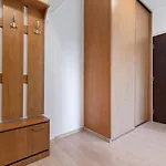 Apartment 20 Minutes From City Center W Netflix, Coffee Or Tea & Parking