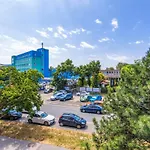 Apartment 20 Minutes From City Center W Netflix, Coffee Or Tea & Parking
