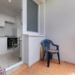 Apartment 20 Minutes From City Center W Netflix, Coffee Or Tea & Parking