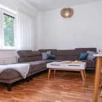 Castle View Apartment With Free Parking