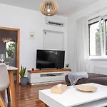 Castle View Apartment With Free Parking
