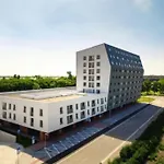 New Apartment 5 Minutes By Walk From The Airport With Free Garage Parking