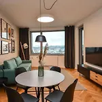 Skypark Luxury Apartment With Skyline View & Free Parking