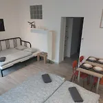 Utulny Apartman S Balkonom