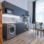 Charlie - Modern Centrally Located Downtown Studio
