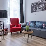 Charlie - Modern Centrally Located Downtown Studio