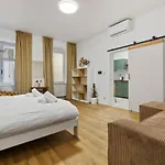 Charming Apt In Centre /W Ac