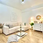 Urban Jungle Apartment Old Town Air Conditioned