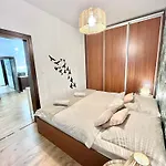 Urban Jungle Apartment Old Town Air Conditioned