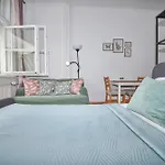 Central Urban Studio - Style Meets Comfort