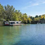 Ocarujuci Houseboat Na Dunaji