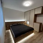New 2 Bedroom Apartment By The Airport - Free Parking
