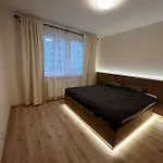 New 2 Bedroom Apartment By The Airport - Free Parking