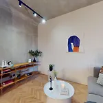 Modern 2 Bedroom Apt - Free Parking