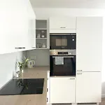 Elegant Escape Apartment III - Free Parking, Easy Access To City Center