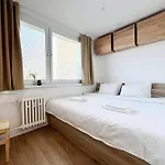 Elegant Escape Apartment III - Free Parking, Easy Access To City Center