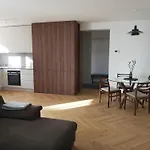 Beautiful New Apt In Old Town Near Train Station - Free Parking