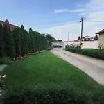 Modern & Cozy House With 3 Bed Rooms And Garden