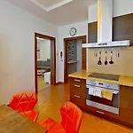 2Br Apt With Free Garage Parking, Close To The Historic Centre