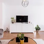 Comfy And Stylish Apartment With Terrace Near City Center