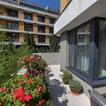 Comfy And Stylish Apartment With Terrace Near City Center