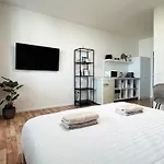 Air-Conditioned Studio, Close To City Centre & Tram Stop