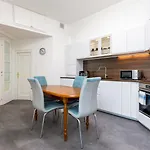 Palisady Charm - Stylish High Ceiling, Downtown, Parking