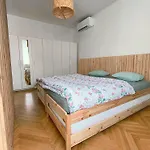 Big Stay - 4 Bedroom, 2 Bathroom Central Apartment With Ac