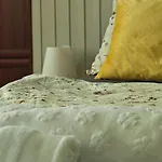 Vintage Room With Garden View