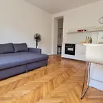 Mona Lisa Apartment