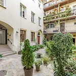 Prima - Spacious Apartment In The Main Square With Large Living Room