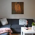 Cozy 2-Room Apt, Parking Nearby